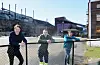 Fjernvarmeselskapet Sauda Energi AS blir nå ein fast arbeidsplass for tre personar. Styreleiar Eirik Daniel Fatnes, påtroppande dagleg leiar Ørjan Vikedal og driftsansvarleg Kristian Herheim. Påtroppande teknisk sjef, Bjørnar Stråbø, var ikkje i Sauda då bildet blei tatt.