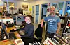 BILDE: Ann Helen Austrheim og Sveinung Helgesen er alltid klare for å hjelpa med tips og utlån av bøker.