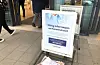 To personar har testa positivt på viruset Covid-19 i Sauda. Den eine er elev ved Sauda ungdomsskule. Fleire titals personar i Sauda er nå i heimekarantene, inkludert 21 elevar og fem lærarar ved Sauda ungdomsskule. Måndag føremiddag var det ikkje konkret mistanke om fleire smitta.