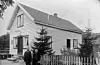 Ambjørg og Helleik Thorsen foran huset Åsgård» på Øyra.