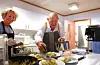 Gunnar Trettenes varta opp med eigenprodusert lutefisk da han besøkte Høllandstunet tysdag. Med seg fekk han blant anna Solveig Arnøy som frivillig hjelpar.