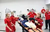 Hjartekompresjonsmaskinen er spesielt viktig i bruk når ambulansen må frakta ein hjartepasient til sjukehus. Dette bildet er tatt i september i fjor, då den første maskinen blei levert. Frå venstre: Maiken Frette Birkeland, Hege Hølland, Knut Morten Ask, Elise Erfjord og Ola Breivik.