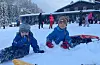 Fillip (4) og Lucas Håheim Valskår (6) boltra seg i akebakken under 'Kom deg ut-dagen' på Lyngmyr.