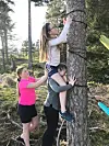 Rikke må festa den øverste hengekøya, sittande på skuldrene til Lilly, godt sikra av Maya.