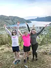 Oppe i Brekkeheia fann jentene ein super camp-plass, med panoramautsikt over Sauda og fjorden. Frå venstre: Rikke, Maya og Lilly.