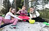 Mor til Lilly har ordna med pastasalat til jentene på overnattingstur. Lilly sørger for servering til Maya og Rikke.