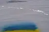 Kontrastane kunne ikkje vore større. Det ukrainske flagget spraymåla i snøen i paradisiske omgivelsar i Austarheimsdalen.