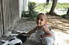 Eloise er veldig glad i katten, her utenfor huset i Sabiaguaba, Brasil