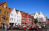 Det har ikkje vore mange slike dagar i Bergen hittil i år, viser tal frå Meteorologisk institutt. Det har vore unormalt få sommardagar fleire stader sør i landet i år.