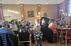 Både unge og eldre koste seg på basaren.