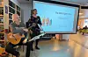 BILDE: Guri og Kjell Ravatn i biblioteket onsdag.