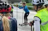 Astrid Øyre Slind demonstrerer staketeknikk for unge langrennsløparar frå Indre Ryfylke.