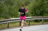 Saudabuen Finn Isaksen deltar i terrengløpet Oslo Bergen Trail, som starta torsdag morgon. Dette bildet er frå langløpet Lysefjorden inn.