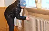 Kristian Landro og dei andre eigarane av Sauda Klubb kan få ei stor økonomisk utfordring om dei ikkje klarar å få varma opp festsalen. Dei gamle radiatorane er ikkje muleg å reparere, og det er usikkert om det blir gitt løyve til å installer varmepumper. Foto: Andreas Isaksen.