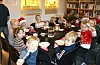 Dei tilsette på biblioteket spanderte graut med smør, sukker og kanel og raud saft på barnehagebarna.