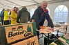 Atle Løland driv Bakken Gard. I storteltet selde han grønsaker.