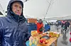 Ekteparet Dagrunn og Anders Vormestrand sel eple og eplejus. Anders tok stadige rundar rundt og baud på smaksprøvar.