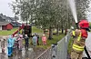 Barna i Leabøen barnehage i Saudasjøen blei dusja av brannmeister Stein Erik Gulbrandsen.