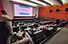 Færre saudabuar går på kino, trass påkosta oppgraderinger og oppussing. Her blir kinosalen brukt av skulefritidsordninga til ei samling i regi av kommunen i februar i år.