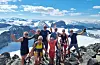 2469 meter over havet, på Galdhøpiggen, kunne familien Lie Midthun nyte laurdag, årets varmaste dag.