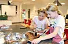 Leah (10) og Eline (11) er blant grunnskuleelevane som har meldt seg på sommarskulen. Denne veka boltra dei seg med ulike matlagingsaktivitetar, arrangert av føretaket Alfred, i ungdomsskulekjøkkenet. – Utan dette hadde me sete heima og spelt på iPaden, fortel dei.