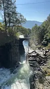 Høllandsfossen bada i solskinn torsdag.