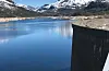 Vassflata i Slettedalsvatnet låg pinseaftan 446 meter over havet (bildet). 12 dagar seinare har vassnivået ifølge Saudefaldene stige 12 meter, utan at snøsmeltinga har kome skikkeleg i gang i høgda.
