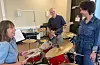 Kulturskulen har i dag eit fåtal instrument til låns. Nå skal kulturskulen drifta ein heilt ny instrumentpark, betalt av Sparebankstiftelsen. Frå venstre: Kulturskulerektor Eli-Jorun Tangeraas, dagleg leiar i Sparebankstiftelsen Sauda, Sivert Sørnes og kultursjef Åshild Marie Øverland.