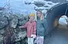 Lilja og Maja fann luftpistolen, som faktisk er ein luftrevolver, inne i steinmuren på utsida av tunnelen på gang- og sykkelvegen. – Me torde ikkje trykka på noko, fortel dei.