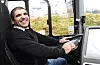 Shoresh Zainy har starta i ei 100 prosent fast stilling som bussjåfør i Tide. Det passar han midt i blinken, etter at han køyrde lastebil og minibuss i ti år i Kurdistan før han og familien flykta til Norge.