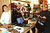 Saudafolk er glade i å handla på nett i staden for å gå i butikken. Hildegun Solheim (til venstre) og Nuten Sport er ein av få lokale butikkar som har tatt konsekvensen av at netthandelen er i vekst, og hentar i dag ein del av omsettinga i butikken frå nettsal. Med på bildet frå nyopninga av butikken, i Selvigbygget, er Eva Karin Bjerga Øverland og Catalin Rostas.