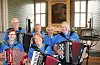 Styret i Sauda Trekkspillklubb er klare for kyrkjekonsert og Saudatreffen. Bak, frå venstre: Oddvar Flåtnes, Ingve Handeland, Hans Wigelius og Andreas Fattnes. Framme, frå venstre: Solveig Ilstad og Berta Marie Kristiansen. Foto: Ingvil Bakka.