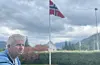Alf Ole Johnsen bur like ved Solbrekk kapell – og flaggar så og seie alltid når det er gravferder i Sauda. – Viktig å visa respekt, seier han.