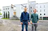 Brørne Reidar og Ragnvald Selvik er tildelt 500 000 kroner frå Kulturminnefondet for arbeid med tak og fasade på den gamle yrkesskulen på Nesøyra.