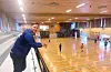 Dagleg leiar i Sauda idrettslag, Kristoffer Birkeland, meiner den nye tribunen inne i Saudahallen er eit stort løft for innandørsidretten. Her speler ein gjeng gutar frå Sauda vidaregåande skule fotball i gymmen.