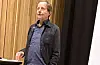 Kjartan Fløgstad i velkjend stil.