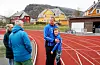Jonar Djuv Søfting fekk bamseklem av pappa Stefan Søfting etter ein godt gjennomført 600 meter.