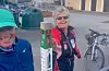 Sauda Turlags Waldemar Olsen og Ny Vons Kjellfrid Mehus ved ein av stolpane i årets sesong. Den er merka som grøn» og enkel og er plassert ved varden ved Saudahallen.