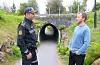 Det er ein smal gangveg, utan store mulegheiter til å kome seg unna. Hadde det vore ein sjuåring som møtte ungdomane på moped, kunne det enda katastrofalt, konkluderer politikontakt Øyvind Dybing og Helge Svandal.