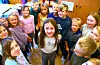Nora Tangeraas Birkeland (8), her i midten, omringa av gode klassekameratar, har lest nesten ti tusen sider i løpet av sommaren.