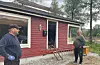 Nils Jarle Sandanger og Hans Søndenå står på for å få Moen ved broen»-bua klar til sommarferien startar.