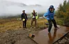 Odd Erik Egge i selskapet Sauda diskgolfbane kastar ut frå eit av utkastpunkta. Bak: Trond Carsten Øye og Mads Albertsen.