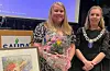 Varaordførar Sigrid Bojesen Fatnes gratulerte prisvinnar Barbro Ccoscco Werdal og overrekte blomar frå Sauda kommune.