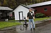 Daniel Fiveland er småbarnsfar og meiner det hastar med å få lagt om den kommunale vegen over Fiveland, som går tvers gjennom gardstunet hans.