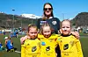 Suldal jenter 8 var i aksjon under årets Saudacup. Alina Øijord Lofthus (frå venstre), Tomine Brustveit og Karoline Knutsen Apeland storkoste seg i sola saman med lagkompisar og trenar Kristine Bøe Berge (bak).