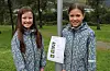 Tvillingane Nora og Jenny Handeland (10) deltok i natursti-konkurransen. – Det var spørsmål om natur og om Sauda, kunne dei fortella.