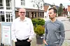Hotellsjef Jan Nordbø (til venstre) er bekymra for utviklinga i Sauda sentrum. Han peiker på tomme lokaler, folketomme gater og forfall som nokre av årsakene til nedadgåande omsetningskurvar for hotellet. Her i samtale med Kraft Kafé-leiar Nicholas Guindani.
