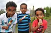 Brørne Salomon (6), Elias (3) og Simon Berhane (5) koste seg med is.