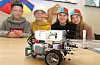 Torben Djuv Søfting, Brage Rørtveit Guggedal, Leah Tytlandsvik og Anna Håheim Hetleflåt frå laget Tech08 frå Risvoll saman med roboten dei deltok med under regionfinalen i First Lego League i Sandnes sist laurdag.