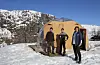 Glamping i utleige-dome midt i naturen, men likevel kort avstand til fylkesveg 520. Sondre Handeland (i midten) og Solfrid og Ivar Johannes Handeland testar ut nytt utleigekonsept.
